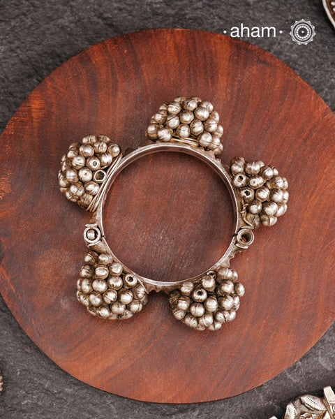 Openable Naugri or Gajredar Bangri, a statement vintage silver kada with beautiful ghungroos work, handcrafted by skilful artisans. Beautiful piece from a bygone era, that bring back memories and stories of that time.The price is for one piece only.