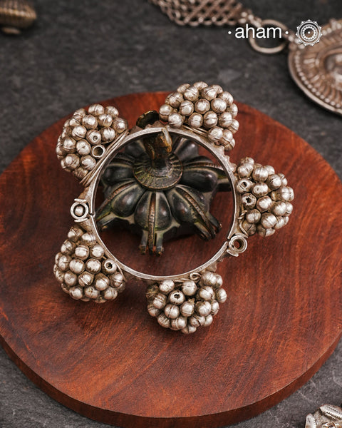 Openable Naugri or Gajredar Bangri, a statement vintage silver kada with beautiful ghungroos work, handcrafted by skilful artisans. Beautiful piece from a bygone era, that bring back memories and stories of that time.The price is for one piece only.