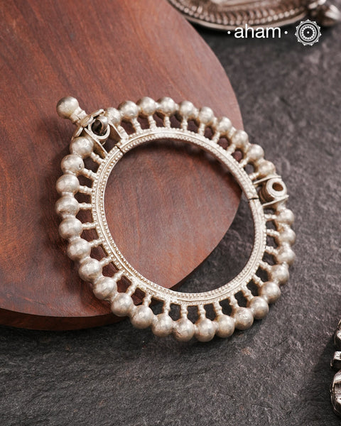 Handcrafted vintage silver kada.Beautiful piece from a bygone era, that bring back memories and stories of that time.
