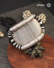 Handcrafted vintage silver armband Beautiful piece from a bygone era, that bring back memories and stories of that time. Can be worn as armband or a handkada
The price is for one piece only.