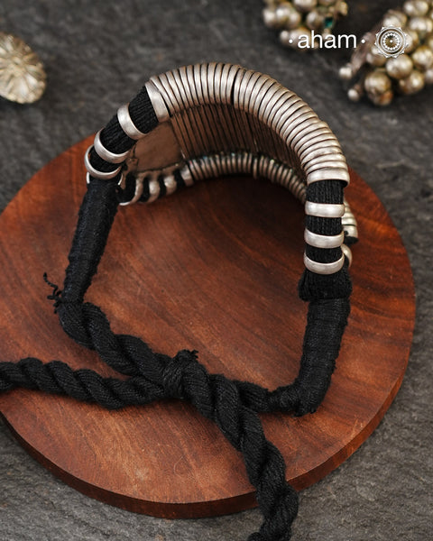 Handcrafted vintage silver armband Beautiful piece from a bygone era, that bring back memories and stories of that time. Can be worn as armband or a handkada
The price is for one piece only.