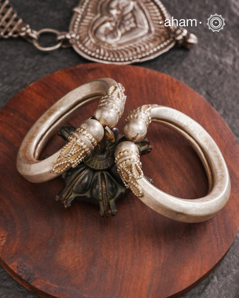Vintage silver hollow kadas crafted in silver. They are small in size and fits upto bangle size 2.2. Twist and wear style. Comes with fine rava work. Beautiful piece from a bygone era, that bring back memories and stories of that time.