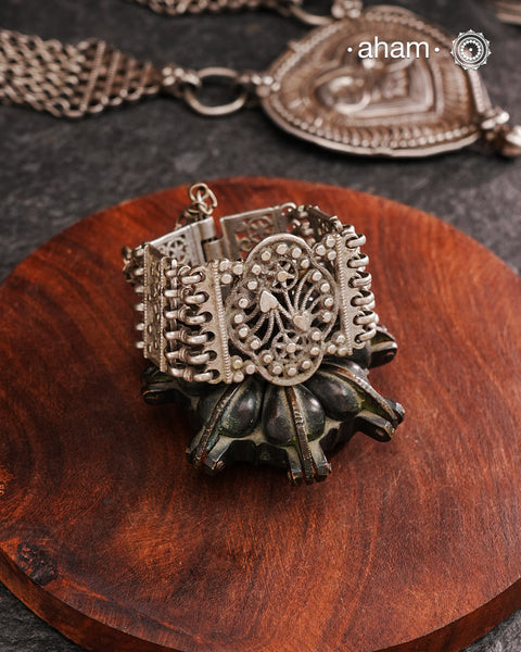 Handcrafted vintage silver Bracelet Beautiful piece from a bygone era, that bring back memories and stories of that time.
The price is for one piece only.