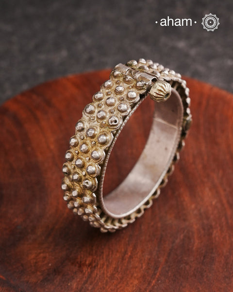 Vintage silver kada with intricate work, handcrafted by skilful artisans.Beautiful piece from a bygone era, that bring back memories and stories of that time. 