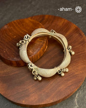 Vintage silver&nbsp;kada with ghungroos handcrafted by skilful artisans.&nbsp;A beautiful piece from a bygone era, that bring back memories and stories of that time.&nbsp;