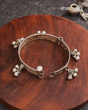Vintage silver kada, expertly handcrafted by skilled artisans that captures the essence of a bygone era. Its openable design (size 2.2) offers both elegance and practicality, making it a timeless accessory that evokes memories and stories from the past. Perfect for those who appreciate heritage craftsmanship and classic style.