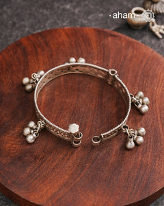 Vintage silver kada, expertly handcrafted by skilled artisans that captures the essence of a bygone era. Its openable design (size 2.2) offers both elegance and practicality, making it a timeless accessory that evokes memories and stories from the past. Perfect for those who appreciate heritage craftsmanship and classic style.