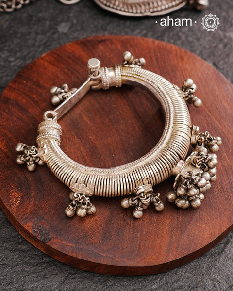 A statement vintage silver kada with intricate work, handcrafted by skilful artisans. Beautiful piece from a bygone era, that bring back memories and stories of that time.