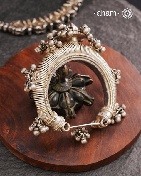 A statement vintage silver kada with intricate work, handcrafted by skilful artisans. Beautiful piece from a bygone era, that bring back memories and stories of that time.