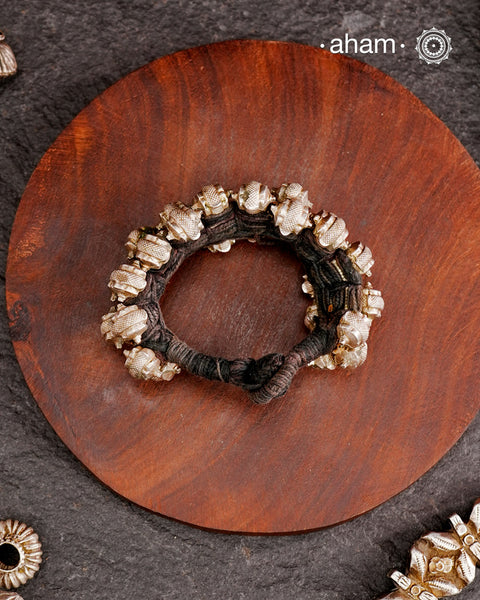 Tribal pauchi with silver bead work, handcrafted by skilful artisans. Beautiful handcuff from a bygone era, that bring back memories and stories of that time. Please note that we have not rethreaded it and kept the original threading of the pauchi.