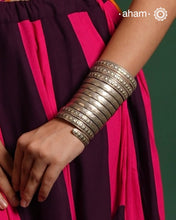 Handcrafted vintage silver ong kada.Beautiful piece from a bygone era, that bring back memories and stories of that time. This one is a rare fine.
The price is for one piece only.
Region: Kutch, Bhuj region.