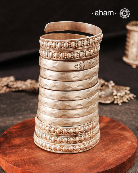 Handcrafted vintage silver&nbsp;long kada. Beautiful piece from a bygone era, that bring back memories and stories of that time. This one is a rare fine.
The price is for one piece only.
Region: Kutch, Bhuj region.