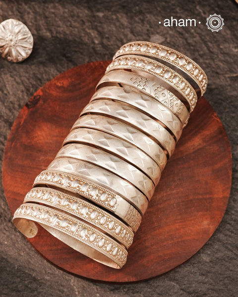 Handcrafted vintage silver&nbsp;long kada. Beautiful piece from a bygone era, that bring back memories and stories of that time. This one is a rare fine.
The price is for one piece only.
Region: Kutch, Bhuj region.