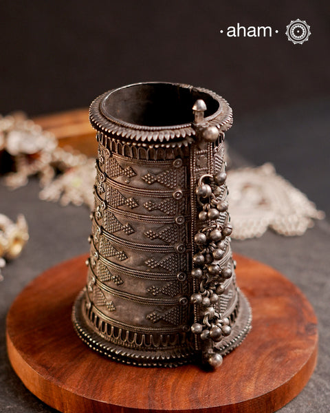 A statement Vintage Silver Hand Cuff. Comes with beautiful tar work and stamp sheet detailing workmanship.
The price is for one piece only.
