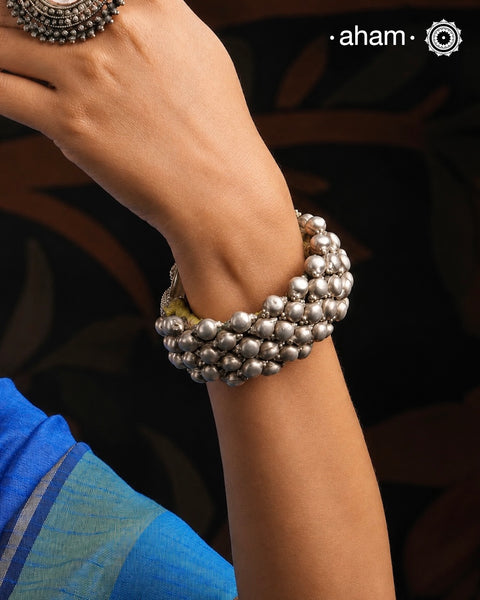 Tribal pauchi&nbsp;with&nbsp;silver bead work, handcrafted by skilful artisans. Beautiful handcuff from a bygone era, that bring back memories and stories of that time.
The price is for one piece only.