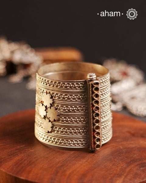 Statement vintage silver kada with intricate rawa and stamp work, handcrafted by skilful artisans. Beautiful piece from a bygone era, that bring back memories and stories of that time.The price is for one piece only.