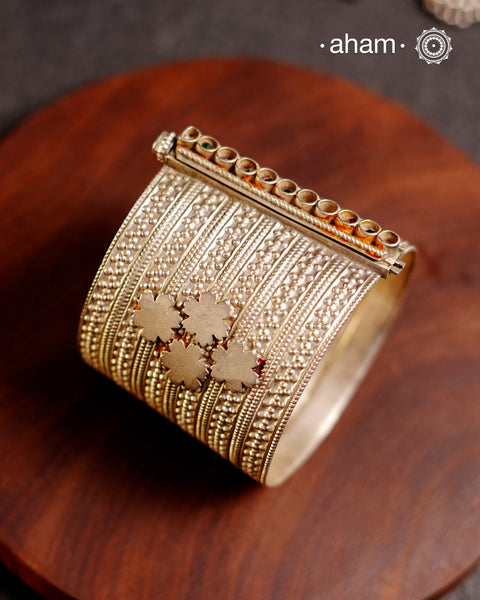 Statement vintage silver kada with intricate rawa and stamp work, handcrafted by skilful artisans. Beautiful piece from a bygone era, that bring back memories and stories of that time.The price is for one piece only.