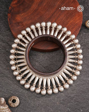 Handcrafted vintage kada with wood and silver detailing.
Beautiful piece from a bygone era, that bring back memories and stories of that time.&nbsp;
Origin: Rajasthan.
