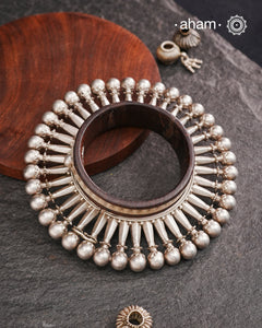 Handcrafted vintage kada with wood and silver detailing.
Beautiful piece from a bygone era, that bring back memories and stories of that time.
Origin: Rajasthan.
