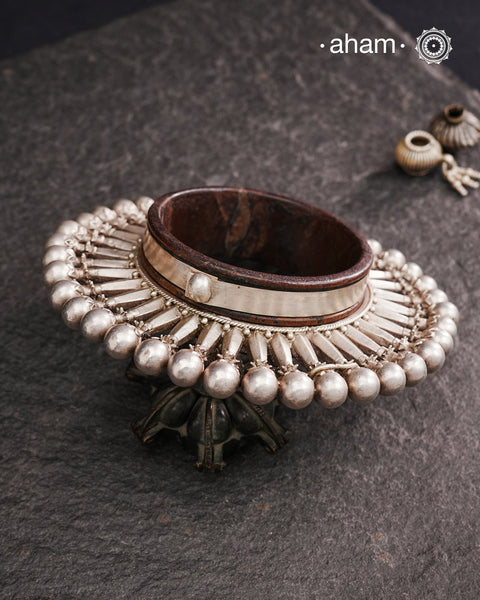 Handcrafted vintage kada with wood and silver detailing.
Beautiful piece from a bygone era, that bring back memories and stories of that time.
Origin: Rajasthan.