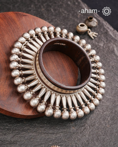 Handcrafted vintage kada with wood and silver detailing.
Beautiful piece from a bygone era, that bring back memories and stories of that time. 
Origin: Rajasthan.