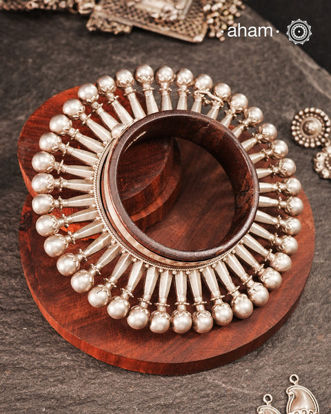 Handcrafted vintage Pacheli kada with wood and silver detailing.
Beautiful piece from a bygone era, that bring back memories and stories of that time.
Origin: Rajasthan.The price is for one piece only
