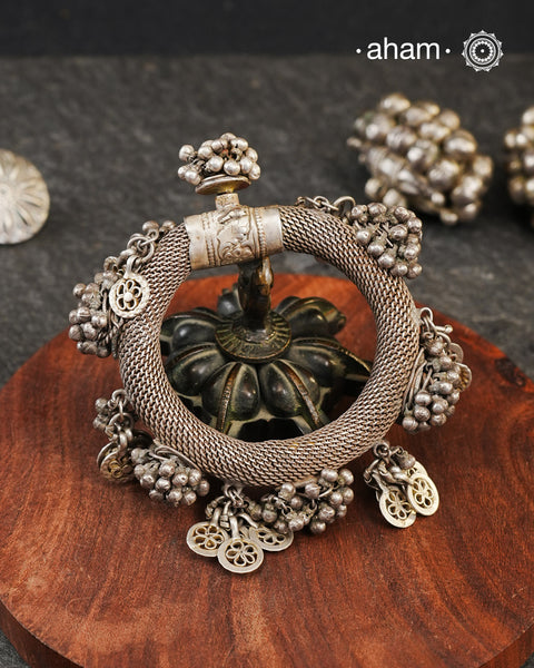 A statement vintage silver kada with knitted wire flexible tube silver and adorned with ghungroos. Intricate workmanship handcrafted by skilful artisans. Beautiful piece from a bygone era, that bring back memories and stories of that time.
