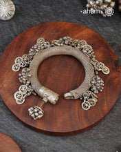 A statement vintage silver kada with knitted wire flexible tube silver and adorned with ghungroos. Intricate workmanship handcrafted by skilful artisans. Beautiful piece from a bygone era, that bring back memories and stories of that time.