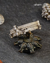 Vintage silver kada with Ghungroos, expertly handcrafted by skilled artisans that captures the essence of a bygone era. Its openable design (size 2.4) offers both elegance and practicality, making it a timeless accessory that evokes memories and stories from the past. Perfect for those who appreciate heritage craftsmanship and classic style.