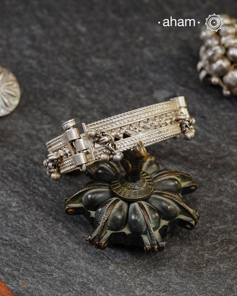 Vintage silver kada with Ghungroos, expertly handcrafted by skilled artisans that captures the essence of a bygone era. Its openable design (size 2.4) offers both elegance and practicality, making it a timeless accessory that evokes memories and stories from the past. Perfect for those who appreciate heritage craftsmanship and classic style.