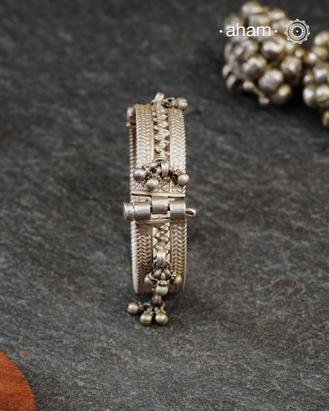 Vintage silver kada with Ghungroos, expertly handcrafted by skilled artisans that captures the essence of a bygone era. Its openable design (size 2.4) offers both elegance and practicality, making it a timeless accessory that evokes memories and stories from the past. Perfect for those who appreciate heritage craftsmanship and classic style.