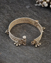 Vintage silver kada with Ghungroos, expertly handcrafted by skilled artisans that captures the essence of a bygone era. Its openable design (size 2.4) offers both elegance and practicality, making it a timeless accessory that evokes memories and stories from the past. Perfect for those who appreciate heritage craftsmanship and classic style.