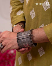 Vintage silver kada with intricate work, handcrafted by skilful artisans.Beautiful piece from a bygone era, that bring back memories and stories of that time. We recomend to wear a small kada in the front to be able to keep the piece in place.The price is for one piece only.