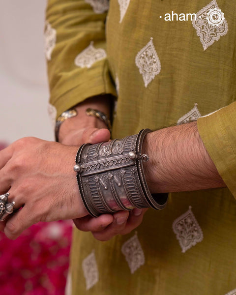 Vintage silver kada with intricate work, handcrafted by skilful artisans.Beautiful piece from a bygone era, that bring back memories and stories of that time. We recomend to wear a small kada in the front to be able to keep the piece in place.The price is for one piece only.