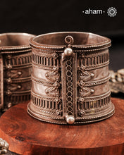 Vintage silver kada with intricate work, handcrafted by skilful artisans. Beautiful piece from a bygone era, that bring back memories and stories of that time. We recomend to wear a small kada in the front to be able to keep the piece in place.