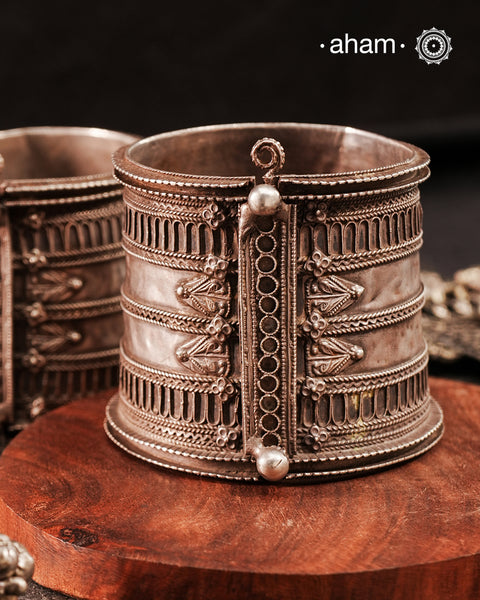 Vintage silver kada with intricate work, handcrafted by skilful artisans. Beautiful piece from a bygone era, that bring back memories and stories of that time. We recomend to wear a small kada in the front to be able to keep the piece in place.