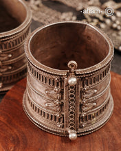Vintage silver kada with intricate work, handcrafted by skilful artisans. Beautiful piece from a bygone era, that bring back memories and stories of that time. We recomend to wear a small kada in the front to be able to keep the piece in place.