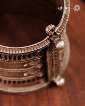 Vintage silver kada with intricate work, handcrafted by skilful artisans. Beautiful piece from a bygone era, that bring back memories and stories of that time. We recomend to wear a small kada in the front to be able to keep the piece in place.