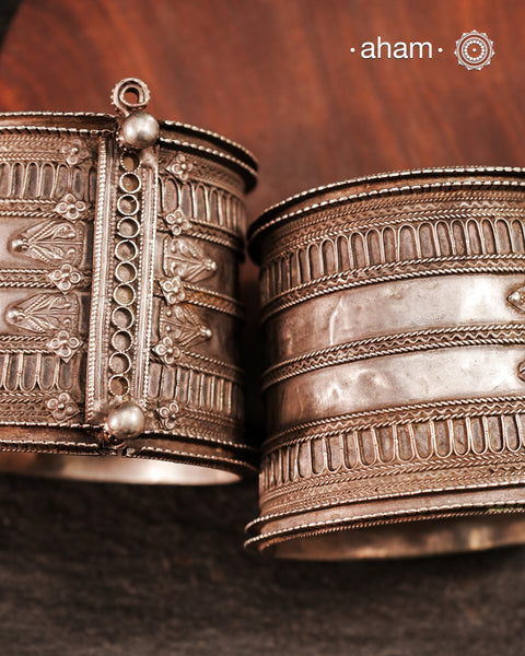 Vintage silver kada with intricate work, handcrafted by skilful artisans. Beautiful piece from a bygone era, that bring back memories and stories of that time. We recomend to wear a small kada in the front to be able to keep the piece in place.