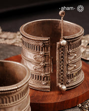 Vintage silver kada with intricate work, handcrafted by skilful artisans. Beautiful piece from a bygone era, that bring back memories and stories of that time. We recomend to wear a small kada in the front to be able to keep the piece in place.