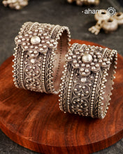Vintage silver kada with rava and tar work handcrafted by skilful artisans. Beautiful piece from a bygone era, that bring back memories and stories of that time.&nbsp;&nbsp;&nbsp;
Price is for a pair. Incase you wish to buy a single piece please get in touch at 8884445300
