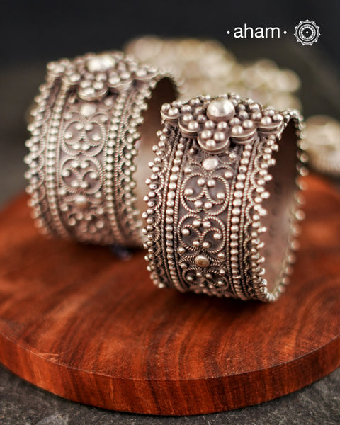 Vintage silver kada with rava and tar work handcrafted by skilful artisans. Beautiful piece from a bygone era, that bring back memories and stories of that time.&nbsp;&nbsp;&nbsp;
Price is for a pair. Incase you wish to buy a single piece please get in touch at 8884445300
