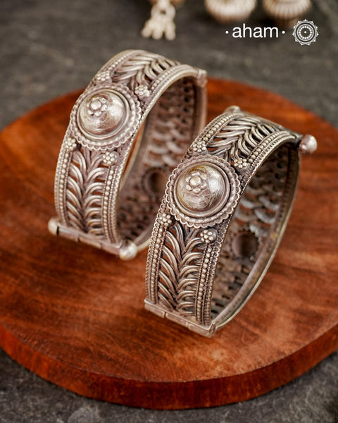 Vintage silver kada handcrafted by skilful artisans. Beautiful piece from a bygone era, that bring back memories and stories of that time.

Region: Odisha


Price is for a pair. Incase you want to get a single piece please get in touch at 8884445300