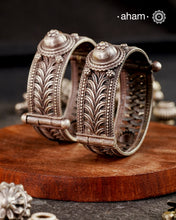 Vintage silver kada handcrafted by skilful artisans. Beautiful piece from a bygone era, that bring back memories and stories of that time.

Region: Odisha


Price is for a pair. Incase you want to get a single piece please get in touch at 8884445300