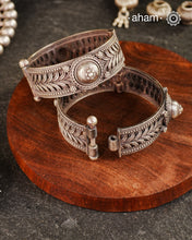 Vintage silver kada handcrafted by skilful artisans. Beautiful piece from a bygone era, that bring back memories and stories of that time.

Region: Odisha


Price is for a pair. Incase you want to get a single piece please get in touch at 8884445300