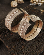 Vintage silver kada handcrafted by skilful artisans. Beautiful piece from a bygone era, that bring back memories and stories of that time.&nbsp; The Price is for a pair.