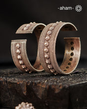 Vintage silver kada handcrafted by skilful artisans. Beautiful piece from a bygone era, that bring back memories and stories of that time.&nbsp; The Price is for a pair.