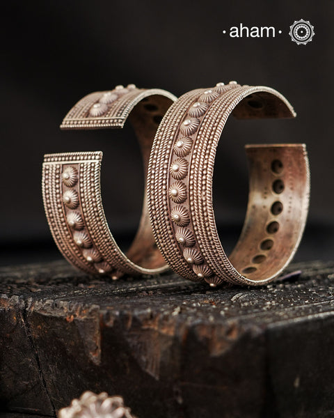 Vintage silver kada handcrafted by skilful artisans. Beautiful piece from a bygone era, that bring back memories and stories of that time.&nbsp; The Price is for a pair.