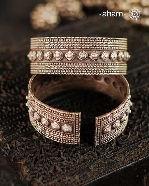 Vintage silver kada handcrafted by skilful artisans. Beautiful piece from a bygone era, that bring back memories and stories of that time.&nbsp; The Price is for a pair.