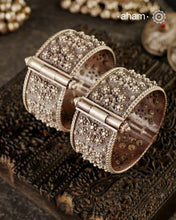 Vintage silver kada handcrafted by skilful artisans. Beautiful piece from a bygone era, that bring back memories and stories of that time. The workmanship on this is phenomenal

Price is for a pair. Incase you want a single piece, please msg us at 8884445300

Region: Unknown